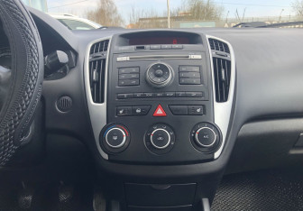 Подержанный автомобиль Kia Ceed Wagon 2010 года (14 фото)