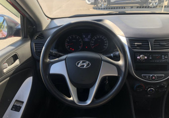 Подержанный автомобиль Hyundai Solaris Sedan 2011 года (12 фото)