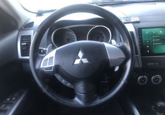 Подержанный автомобиль Mitsubishi Outlander 2008 года (12 фото)