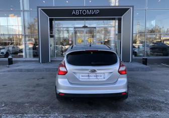 Подержанный автомобиль Ford Focus Hatchback 2012 года (6 фото)