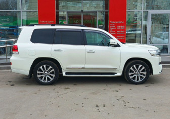 Подержанный автомобиль Toyota Land Cruiser Suv 2016 года (4 фото)