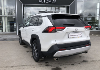 Подержанный автомобиль Toyota RAV4 2025 года (7 фото)