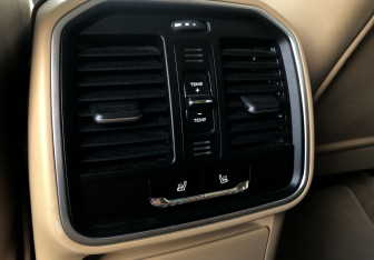 Подержанный автомобиль Porsche Macan 2015 года (18 фото)