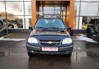 Подержанный автомобиль Chevrolet Niva 2015 года (2 фото)