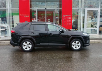 Подержанный автомобиль Toyota RAV4 2020 года (4 фото)