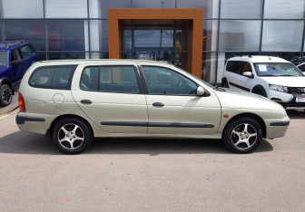 Подержанный автомобиль Renault Megane Wagon 2003 года (4 фото)