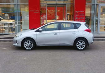 Подержанный автомобиль Toyota Auris Hatchback 2013 года (8 фото)