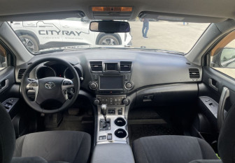 Подержанный автомобиль Toyota Highlander 2013 года (10 фото)