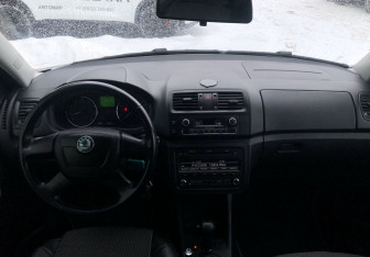 Подержанный автомобиль Skoda Fabia Hatchback 2011 года (10 фото)