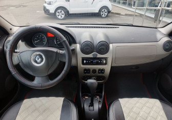 Подержанный автомобиль Renault Logan Sedan 2011 года (15 фото)