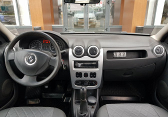 Подержанный автомобиль Renault Logan Sedan 2013 года (11 фото)