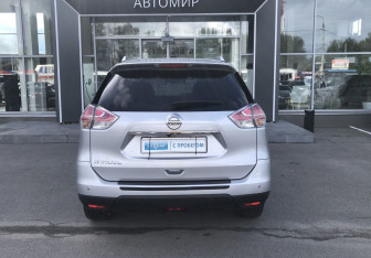 Подержанный автомобиль Nissan X-Trail 2015 года (6 фото)