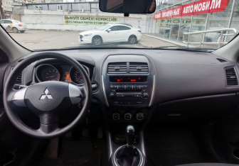 Подержанный автомобиль Mitsubishi ASX 2012 года (14 фото)