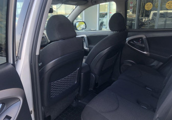 Подержанный автомобиль Toyota RAV4 2008 года (11 фото)