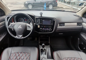 Подержанный автомобиль Mitsubishi Outlander 2013 года (15 фото)
