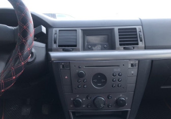 Подержанный автомобиль Opel Vectra Sedan 2004 года (13 фото)