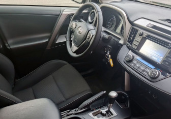 Подержанный автомобиль Toyota RAV4 2016 года (14 фото)