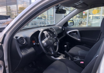 Подержанный автомобиль Toyota RAV4 2008 года (9 фото)