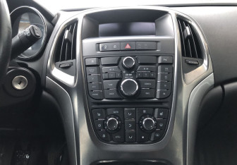 Подержанный автомобиль Opel Astra Hatchback 2011 года (14 фото)