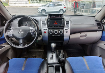 Подержанный автомобиль Mitsubishi Pajero Sport 2014 года (14 фото)