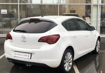 Подержанный автомобиль Opel Astra Hatchback 2011 года (5 фото)