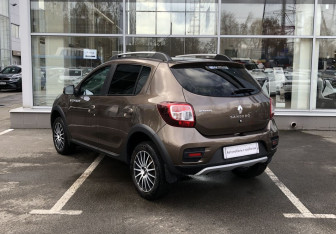 Подержанный автомобиль Renault Sandero 2019 года (5 фото)