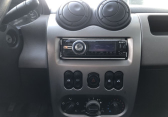 Подержанный автомобиль Renault Sandero 2011 года (13 фото)