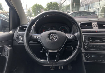 Подержанный автомобиль Volkswagen Polo Sedan 2016 года (12 фото)