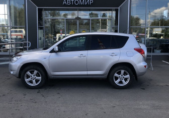 Подержанный автомобиль Toyota RAV4 2008 года (8 фото)