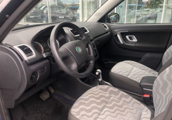 Подержанный автомобиль Skoda Fabia Wagon 2009 года (9 фото)