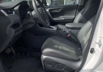 Подержанный автомобиль Toyota RAV4 2025 года (9 фото)