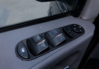 Подержанный автомобиль Mercedes-Benz Viano 2004 года (14 фото)