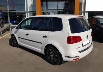 Подержанный автомобиль Volkswagen Touran 2011 года (7 фото)