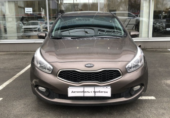 Подержанный автомобиль Kia Ceed Hatchback 2013 года (2 фото)