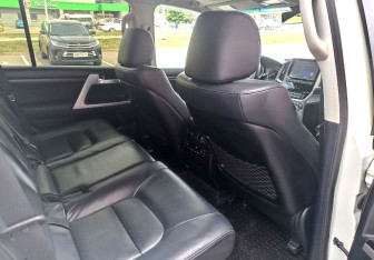 Подержанный автомобиль Toyota Land Cruiser Suv 2016 года (17 фото)