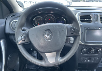 Подержанный автомобиль Renault Sandero 2015 года (12 фото)