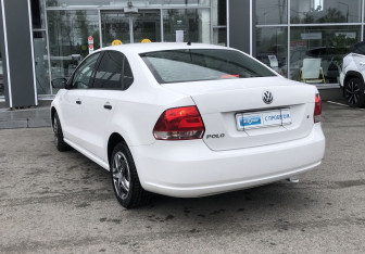 Подержанный автомобиль Volkswagen Polo Sedan 2012 года (7 фото)