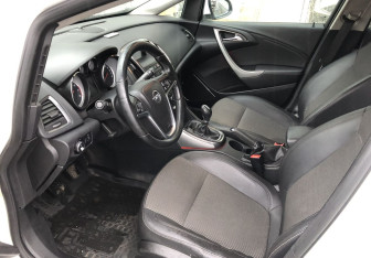 Подержанный автомобиль Opel Astra Hatchback 2011 года (9 фото)