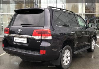 Подержанный автомобиль Toyota Land Cruiser Suv 2020 года (5 фото)