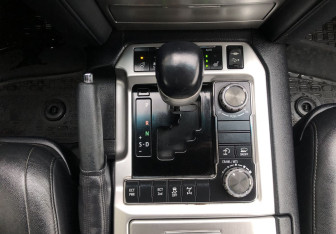Подержанный автомобиль Toyota Land Cruiser Suv 2020 года (16 фото)