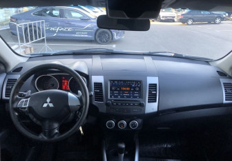 Подержанный автомобиль Mitsubishi Outlander 2007 года (11 фото)