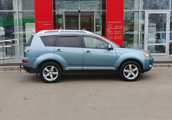 Подержанный автомобиль Mitsubishi Outlander 2008 года (4 фото)