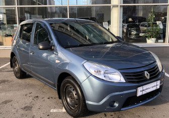 Подержанный автомобиль Renault Sandero 2011 года (3 фото)