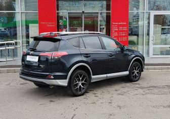 Подержанный автомобиль Toyota RAV4 2016 года (5 фото)