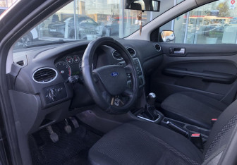 Подержанный автомобиль Ford Focus Sedan 2005 года (9 фото)