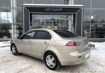 Подержанный автомобиль Mitsubishi Lancer Sedan 2011 года (7 фото)