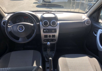 Подержанный автомобиль Renault Sandero 2013 года (10 фото)