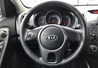 Подержанный автомобиль Kia Cerato Sedan 2010 года (12 фото)