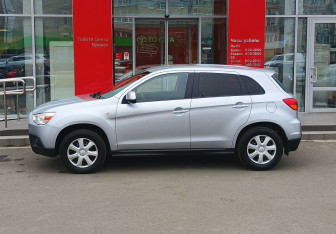 Подержанный автомобиль Mitsubishi ASX 2012 года (8 фото)
