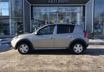 Подержанный автомобиль Renault Sandero 2011 года (8 фото)